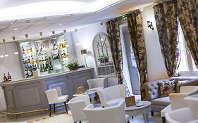 Logis Hostellerie Des Clos Et Restaurant Bistrot Des Grands Crus Et Maison De La Tour Chablis